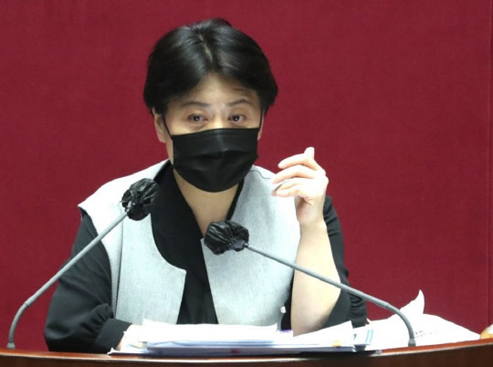 윤희숙 국민의힘 의원이 지난 12일 오전 4시 12분께 국회 본회의에서 국가정보원법 전부개정 법률안에 대한 무제한 토론(필리버스터)을 하고 있다. 윤 의원은 최장 발언 기록(이종걸 더불어민주당 전 의원·12시간 31분)을 경신했다. <연합뉴스>